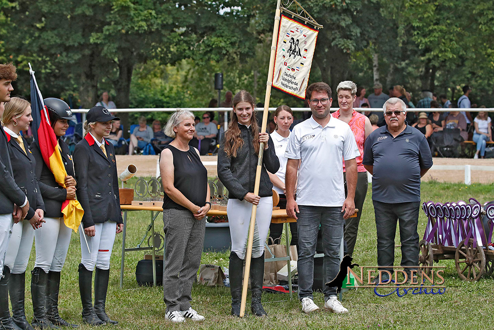 240728_ Übergabe Standarte an Ausrichter 2025.jpg